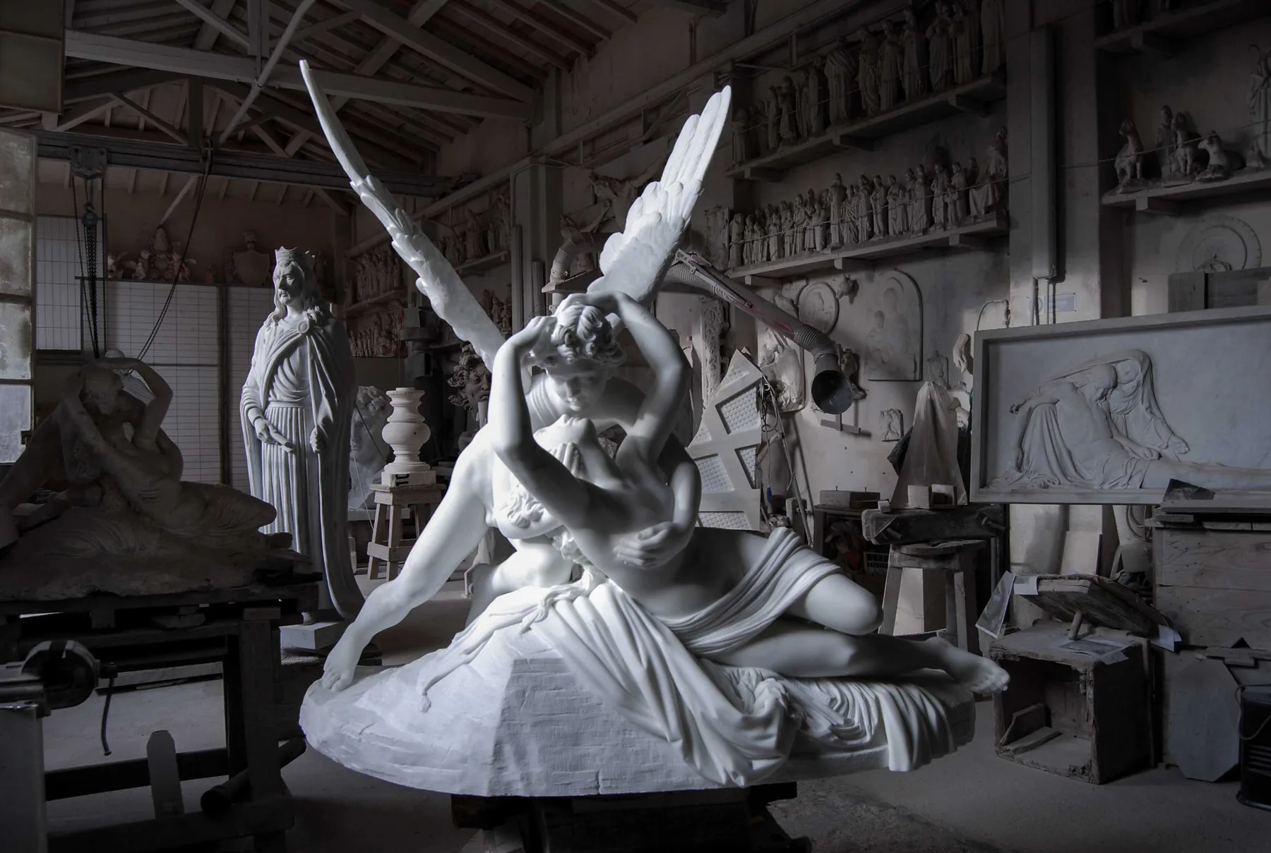 Il laboratorio di Pietrasanta: Amore e Psiche sul banco, gessi e statue alle pareti