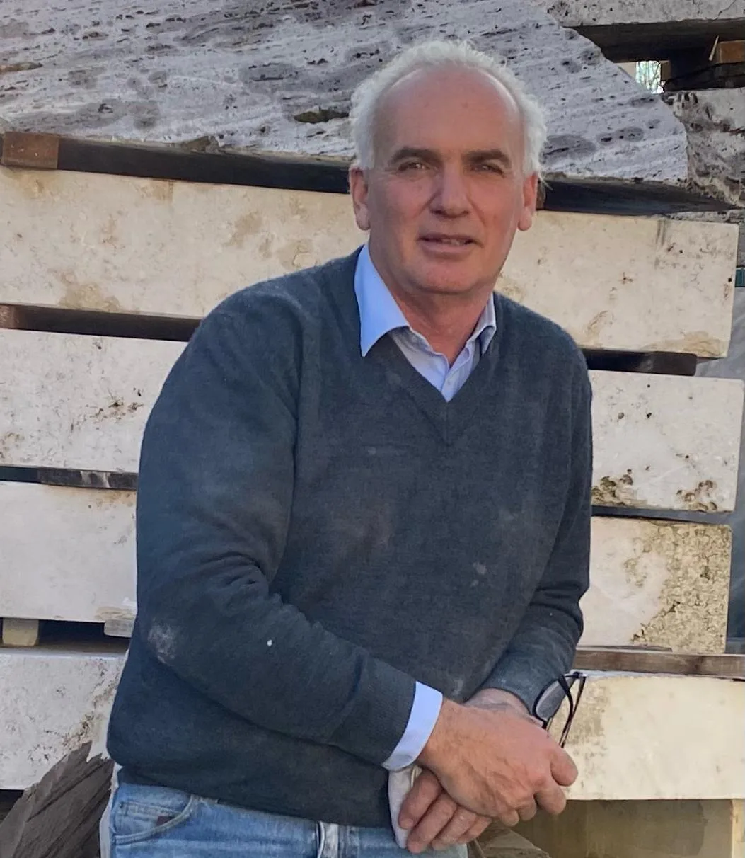 Nicola Stagetti nel laboratorio, appoggiato a un blocco di marmo