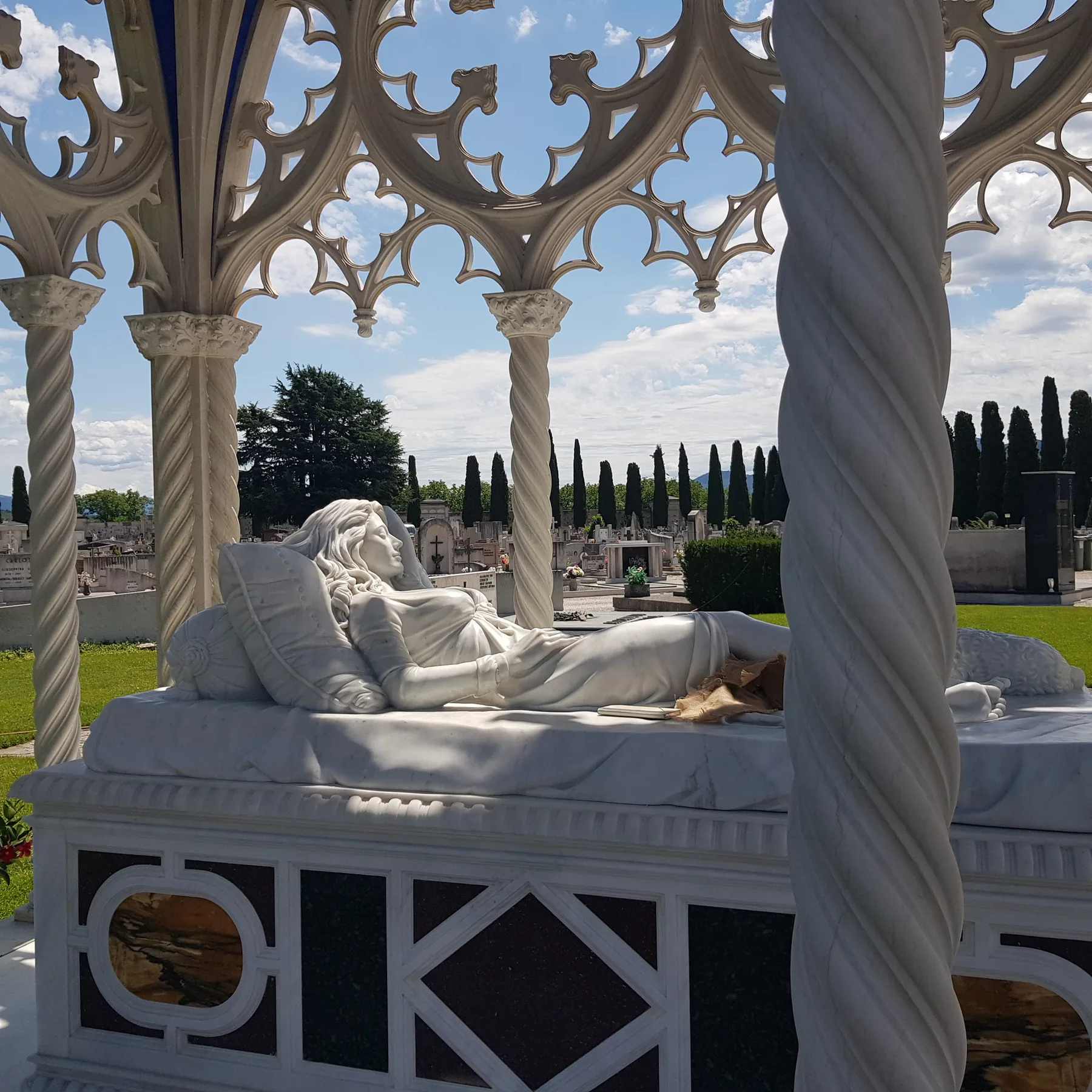 Monumento nel chiostro