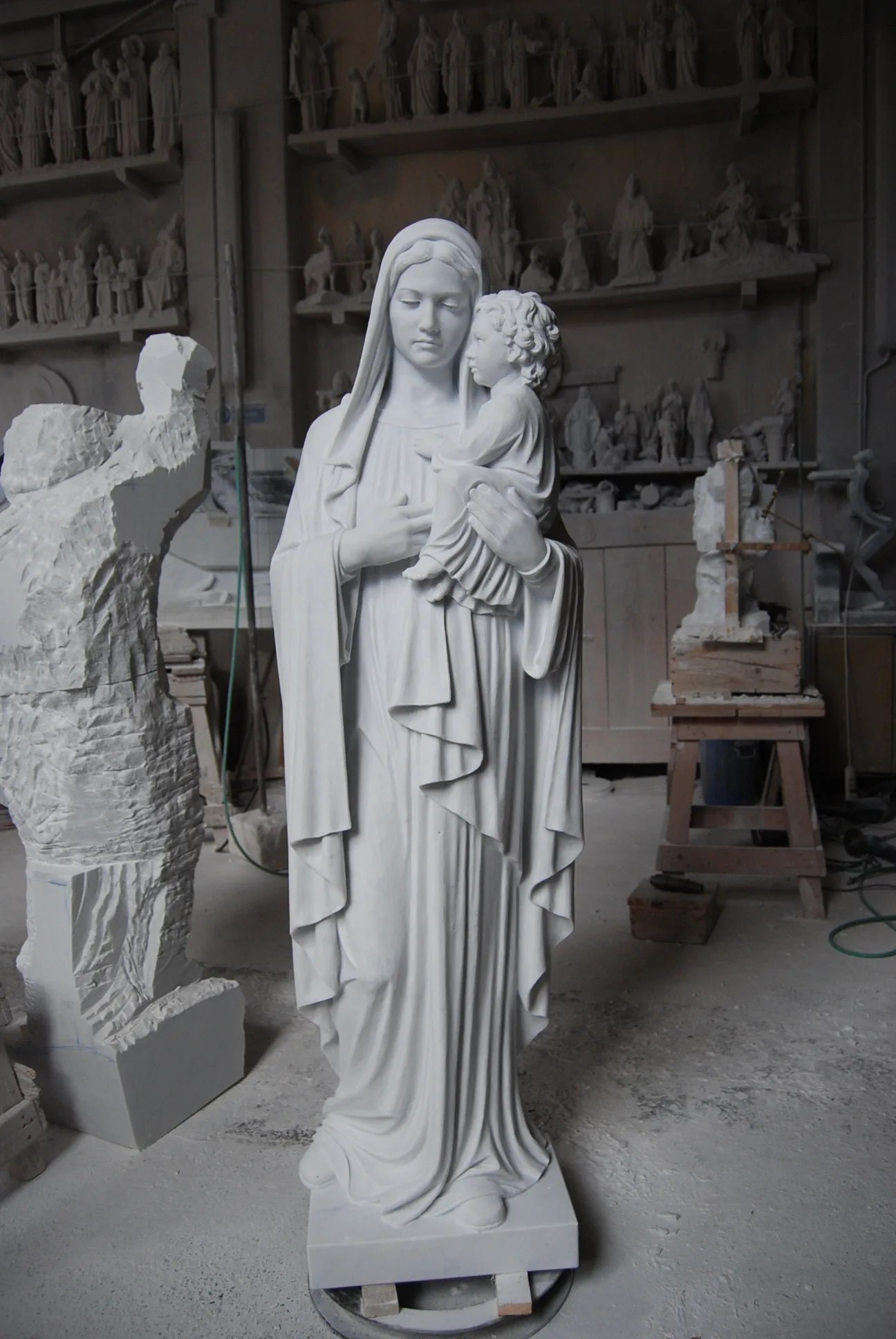 Una Madonna con Bambino in piedi nel laboratorio